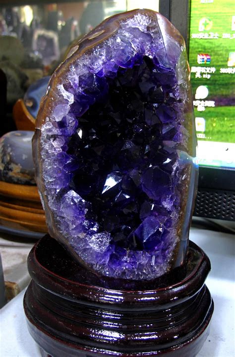 葳蕤 意思 火型紫晶洞